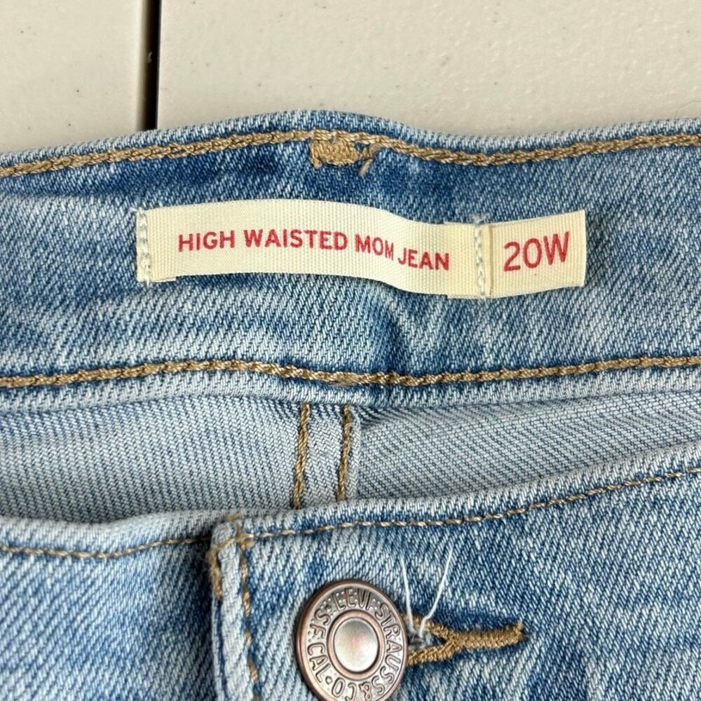 Levi's Light Wash Distressed Ankle High Waisted Mom Jean Size 20W - Picture 5 of 7